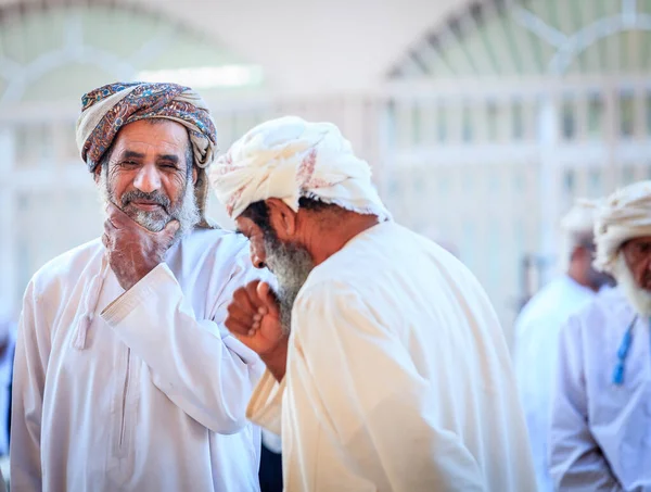 Nizwa Omã Dezembro 2016 Homens Locais Fazendo Compras Mercado Cabras — Fotografia de Stock