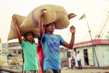 Chittagong, Bangladeş, 22 Aralık 2017: Chittagong, Bangladeş 'teki Karnaphuli Nehir Limanı' ndaki gemilerden elle kargo indirme
