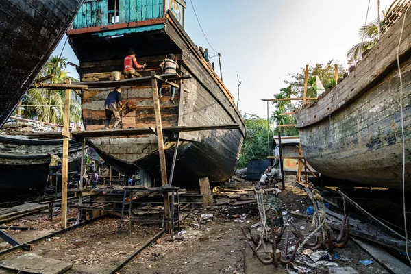 Chittagong Bangladesh Dezembro 2017 Barcos Pesca Tradicionais Estão Sendo Construídos — Fotografia de Stock