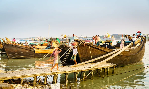 Chittagong Bangladéš Prosince 2017 Manuální Vykládka Soli Lodi Přístavu Řeky — Stock fotografie