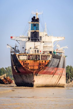 Chittagong, Bangladeş 'teki gemi kırma sahalarında eski gemiler sökülüyor.