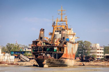 Chittagong, Bangladeş 'teki gemi kırma sahalarında eski gemiler sökülüyor.