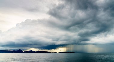 Tayland 'da Krabi açıklarında Andaman Denizi üzerinde sağanak ve alçak bulutlar