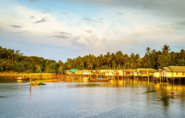 Villaggio Pescatori Musulmani Sull Isola Yao Yai Nel Mar Delle — Foto Stock