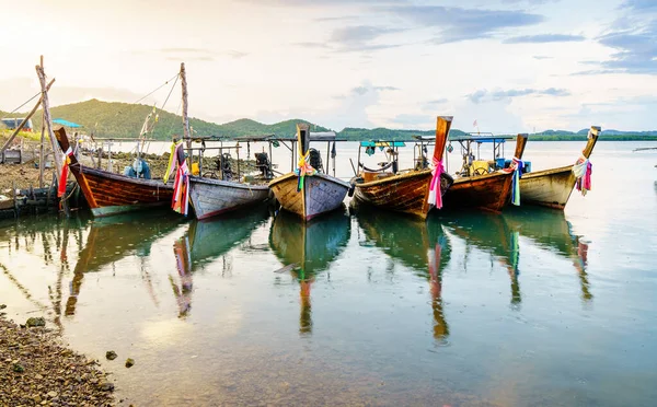 Tradiční Thajské Dlouhé Ocasní Čluny Rybářské Vesnici Ostrově Yao Yai — Stock fotografie