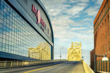 Louisville, KY, 23 Şubat 2020: George Rogers Clark Memorial Bridge namı diğer Ohio Nehri üzerindeki İkinci Cadde Köprüsü ve Louisville, Kentucky şehir merkezindeki KFC Yum Center