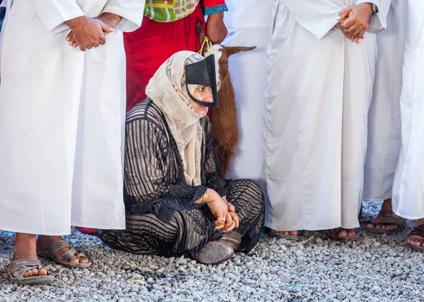 Nizwa Oman December 2016 Kvinna Traditionell Klädsel Fredagsmarknaden För Getter — Stockfoto