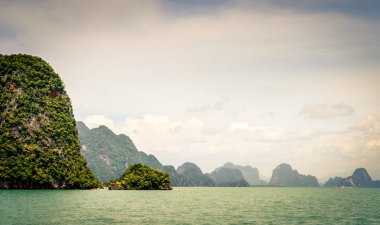 Tayland 'da Andaman Denizi' ndeki bir ada zincirinin manzarası