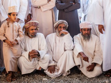 Nizwa, Umman, 2 Aralık 2016: Yerel halk Nizwa, Umman 'daki Cuma keçi pazarından alışveriş yapıyor