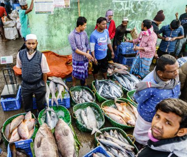 Chittagong, Bangladeş, 23 Aralık 2017: Chittagong 'daki Karnaphuli Nehri yakınlarındaki pazarda balık satıcıları