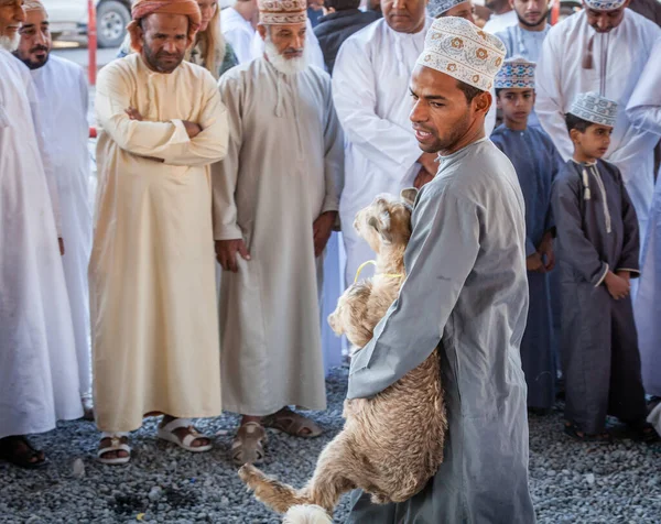 Nizwa Omán Prosince 2016 Prodejci Koz Pátečním Trhu Kozami Nizwě — Stock fotografie