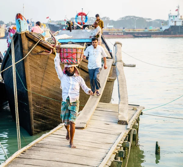 2017年12月22日バングラデシュ チッタゴン バングラデシュ チッタゴンのカルナフリ川港で船から塩を手動で積込み — ストック写真