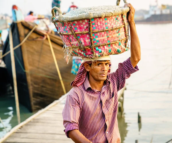 2017年12月22日バングラデシュ チッタゴン バングラデシュ チッタゴンのカルナフリ川港で船から塩を手動で積込み — ストック写真