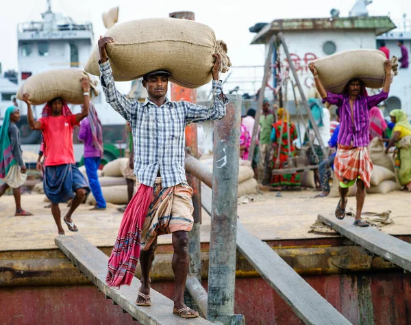 2017年12月22日バングラデシュ チッタゴン バングラデシュ チッタゴンのカルナフリ川港における船舶からの荷役マニュアル — ストック写真