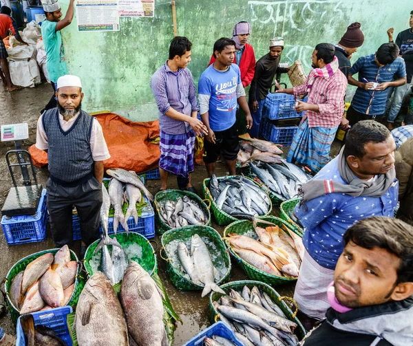 Chittagong Bangladesh December 2017 Fiskförsäljare Marknaden Nära Karnaphuli Floden Chittagong — Stockfoto