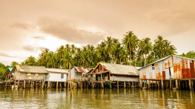 Andaman Denizi 'ndeki Ko Yao Yai adasındaki Müslüman balıkçı köyü, Tayland