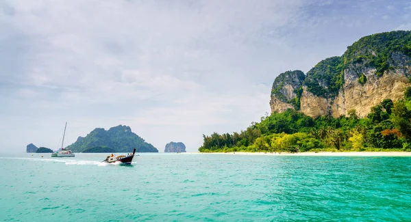 Tailandês Barco Cauda Longa Passando Por Uma Praia Uma Ilha — Fotografia de Stock