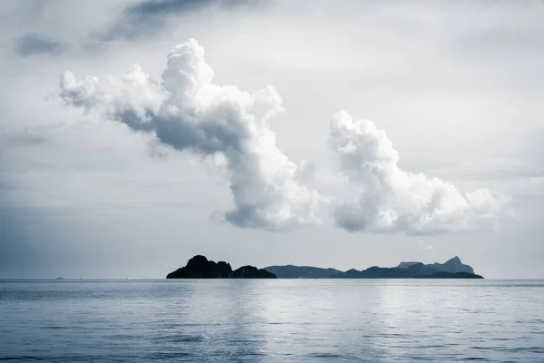 タイのアンダマン海に浮かぶ島々を覆う雨雲 — ストック写真
