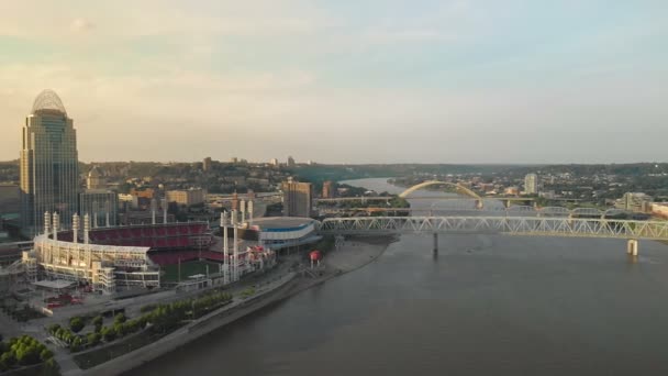 Aerial Panoramic Footage Ohio River Downtown Cincinnati Skyline — Stock Video