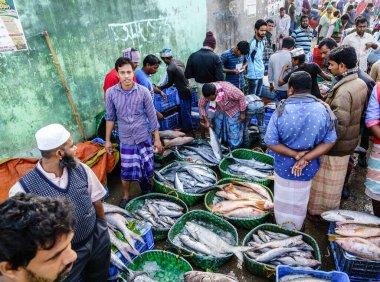 Chittagong, Bangladeş, 23 Aralık 2017: Chittagong 'daki Karnaphuli Nehri yakınlarındaki pazarda balık satıcıları