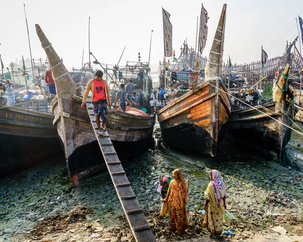 Chittagong Bangladesh Diciembre 2017 Los Pescadores Están Punto Descargar Capturas — Foto de Stock