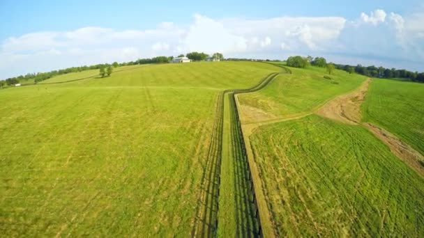 ケンタッキー州中央部の馬の農場の風景空撮 — ストック動画