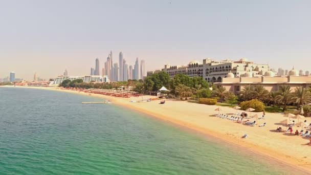 Vista Aérea Resort Com Arranha Céus Dubai Marina Fundo — Vídeo de Stock