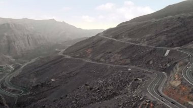 Jebel Jais 'in Ras Al Khaimah, BAE' deki dağ yolunun havadan görüntüsü.