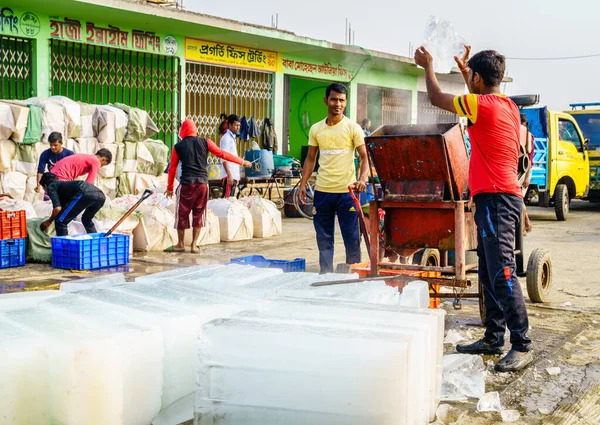 Chittagong Bangladesh Dicembre 2017 Lavoratori Stanno Tagliando Blocchi Ghiaccio Mercato — Foto Stock