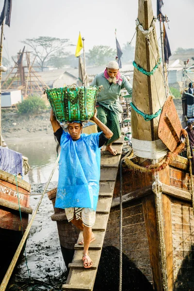 Chittagong Bangladesh Dezembro 2017 Pescadores Trazendo Capturas Frescas Barco Porto — Fotografia de Stock