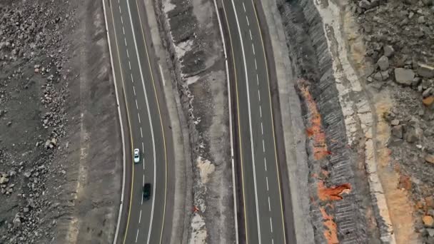 アラブ首長国連邦ラアス ハイマのジェベル ジャイスの山岳道路の空中トップダウンビュー — ストック動画