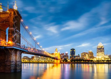 John A. Roebling 'in Ohio Nehri üzerindeki süspansiyon köprüsü ve Cincinnati şehir merkezinin gece görüşü.