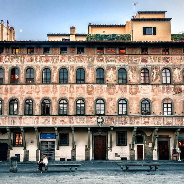 Félhold Emelkedik Egy Régi Épület Freskók Piazza Santa Croce Firenzében — Stock Fotó