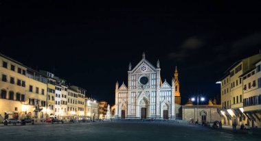 Santa Croce Bazilikası ve geceleyin İtalya Floransa 'daki Santa Croce Meydanı.