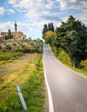 İtalya, Toskana kırsalında küçük bir yol.