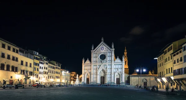 Santa Croce Bazilikası ve geceleyin İtalya Floransa 'daki Santa Croce Meydanı.