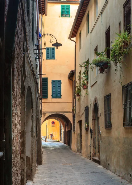 Lucca Talya Nın Tarihi Bölgesinde Dar Bir Yerleşim Yeri — Stok fotoğraf