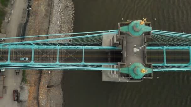 Vista Aérea Arriba Hacia Abajo Del Puente Colgante John Roebling — Vídeos de Stock