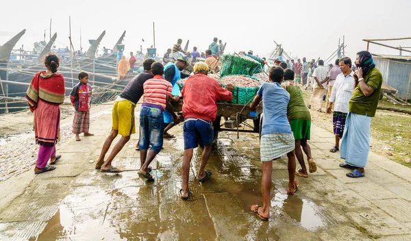 Chittagong Bangladesh December 2017 Fiskare Kör Vagn Lastad Med Färsk — Stockfoto