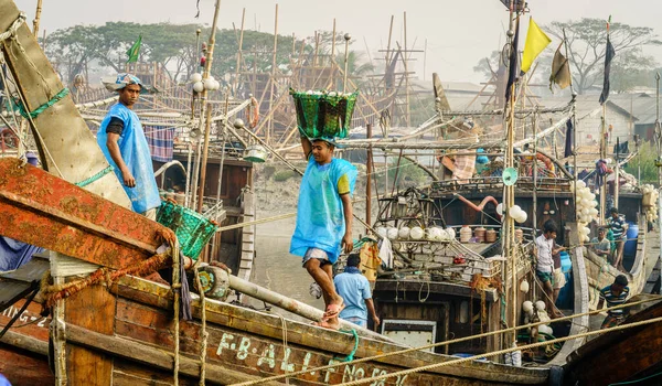 Chittagong Bangladesch Dezember 2017 Fischer Bringen Frischen Fang Vom Boot — Stockfoto