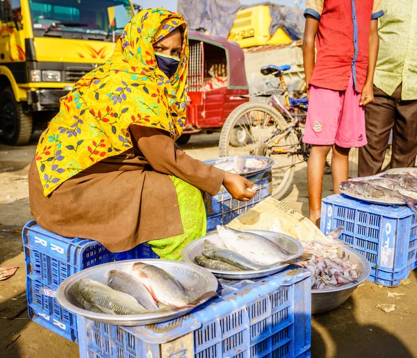 Chittagong Bangladesh December 2017 Vrouw Verkoopt Vis Van Ochtendvangst Vismarkt — Stockfoto