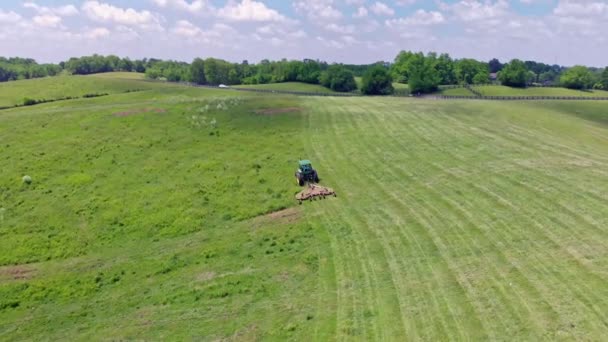 Central Kentucky Usa June 2020 Aerial View Tractor Sowing Grass — стоковое видео