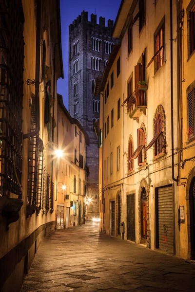 Una Calle Parte Histórica Lucca Italia Por Noche Con Vistas — Foto de Stock