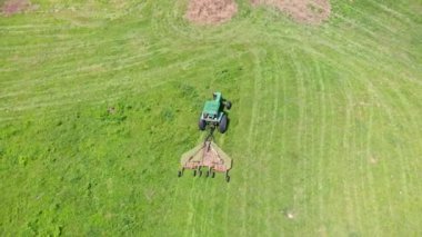 Merkez Kentucky, ABD, 6 Haziran 2020: Kentucky 'de çim biçen bir traktörün hava görüntüsü