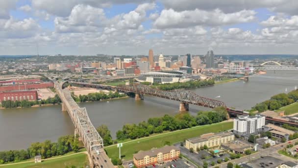 Cincinnati Şehir Merkezinin Gökyüzü Manzarası Ohio Nehri Üzerindeki Köprüler — Stok video