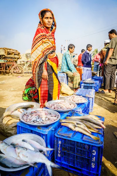 Chittagong Bangladesh December 2017 Vrouw Verkoopt Vis Van Ochtendvangst Vismarkt — Stockfoto