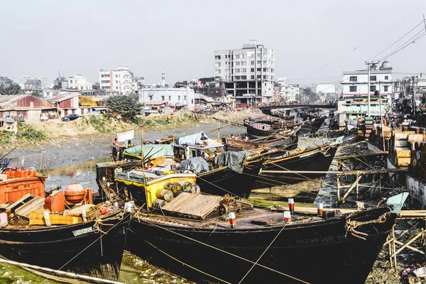 Chittagong Bangladesh December 2017 Fishng Boats Canal Fish Market Chittagong — Stock Photo, Image