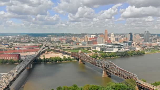 Cincinnati Şehir Merkezinin Gökyüzü Manzarası Ohio Nehri Üzerindeki Köprüler — Stok video