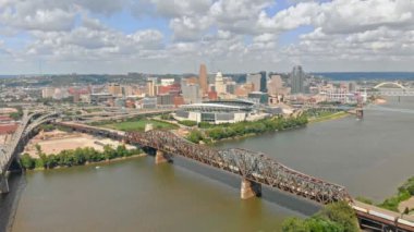 Cincinnati şehir merkezinin gökyüzü manzarası ve Ohio Nehri üzerindeki köprüler