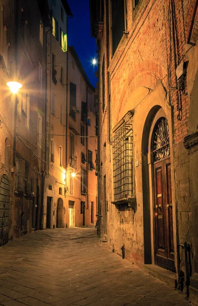Talya Nın Lucca Şehrinin Tarihi Bölgesinde Geceleri Dar Yerleşim Yerleri — Stok fotoğraf